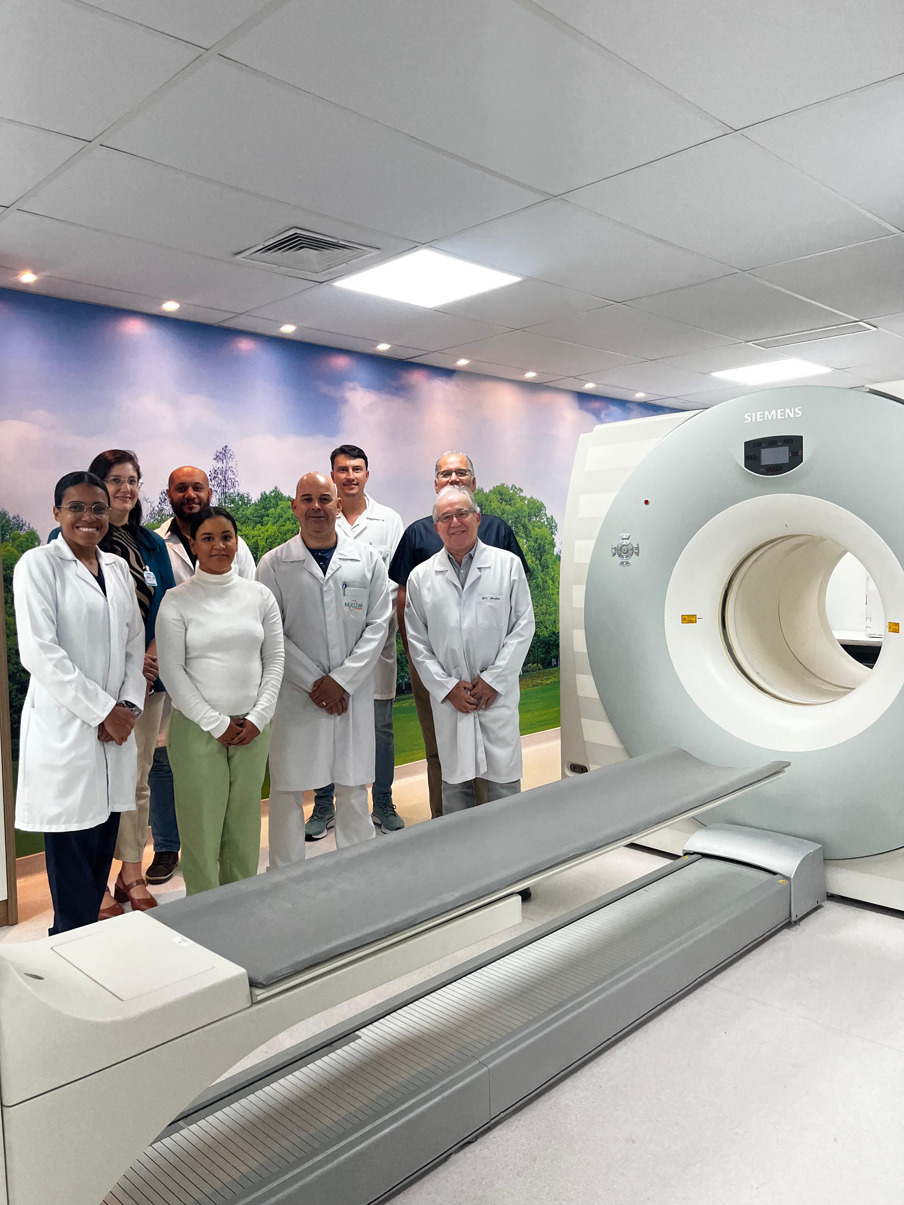 Equipe da Nuclear Cintilografia ao lado do PET/CT Siemens